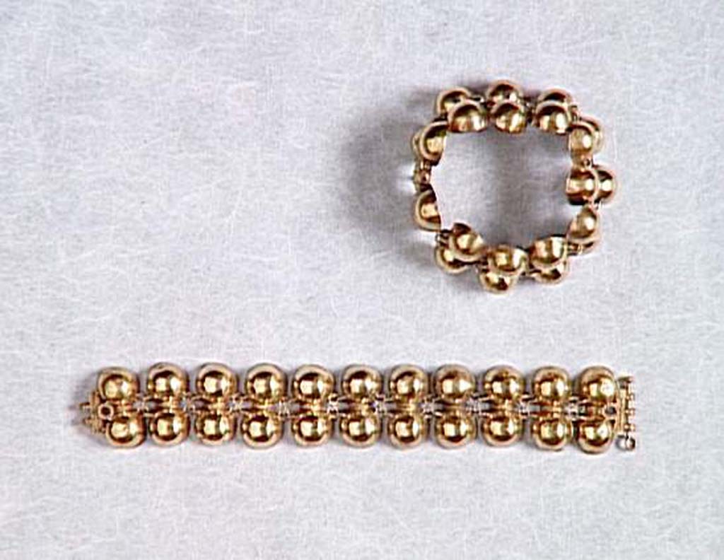 Villa della Pisanella, Boscoreale. Boscoreale Treasure. Pair of gold bracelets. Each bracelet consists of eleven pairs of hollow half-spheres separated by a twist. Closing with a clasp.
Paire de bracelets. Chaque bracelet est formé de onze paires de demi-sphères creuses séparées par une torsade. Fermeture à clavette.
Now in the Louvre, inventory numbers BJ990 BJ991.
Photo © RMN-Grand Palais (musée du Louvre)/Hervé Lewandowski.