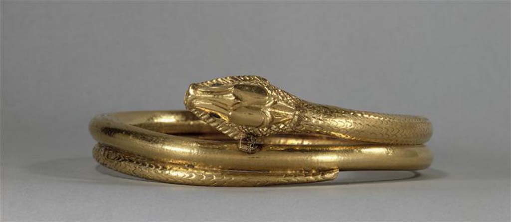 Villa della Pisanella, Boscoreale. Boscoreale Treasure. Gold snake bracelet, coiled and with scales decoration.
Trésor de Boscoreale. Bracelet de serpent en or, enroulé avec décor d'écailles.
Now in the Louvre, inventory number BJ976 .
Photo © RMN-Grand Palais (musée du Louvre)/Les frères Chuzeville.