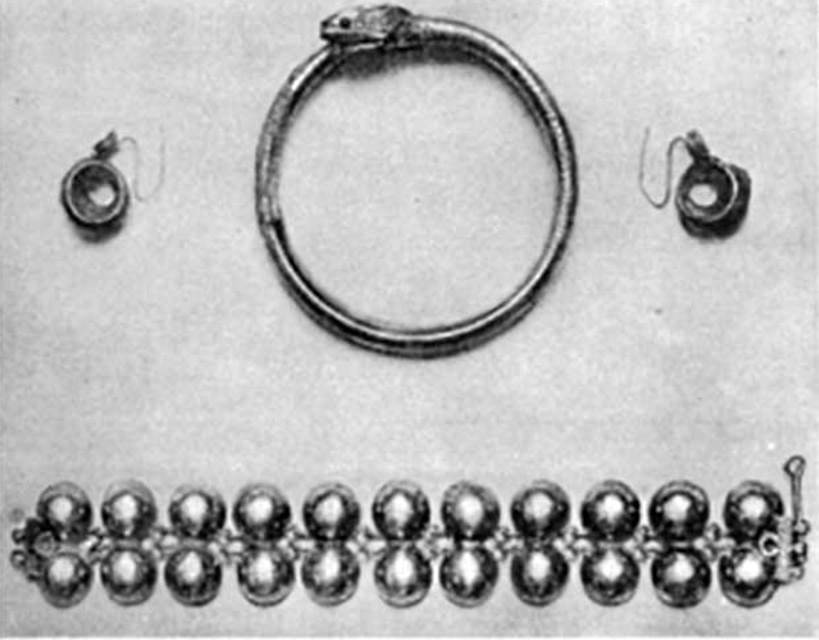 Villa della Pisanella, Boscoreale. 1899. Gold jewellery. Bijoux en or.
See De Villefosse H., 1899. L'argenterie et bijoux d'or du trésor de Boscoreale description des pièces conservées au Musée du Louvre: Monuments et Memories 5 1899 with supplement 1902, p. 267, fig. 57.
See Rivista di Studi Pompeiani, 22, 2011, p. 43.