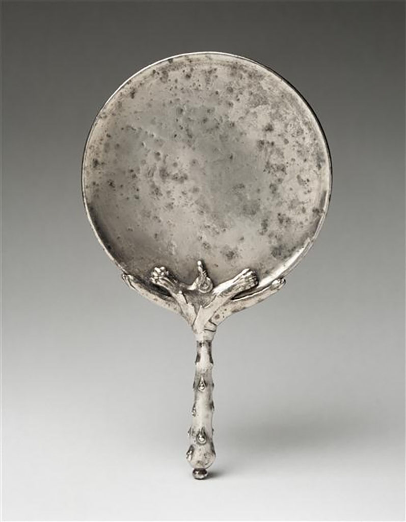 Villa della Pisanella, Boscoreale. A club handled mirror.
Handle attached to the mirror by a lion's skin. Polished disc.
Miroir à manche en forme de massue.
Manche rattaché au miroir par une peau de lion. Disque poli.
Now in the Louvre, inventory number BJ2160.
Photo © RMN-Grand Palais (musée du Louvre)/Hervé Lewandowski.