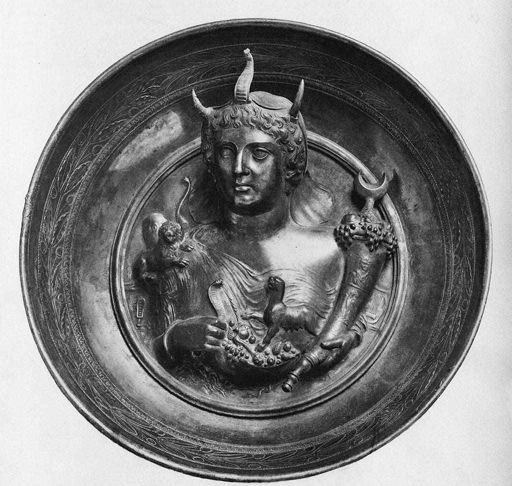 Villa della Pisanella, Boscoreale. Large phial adorned with the bust of Africa-Panthea.
Grande phiale ornée du buste de l'Afrique-Panthée.
Voir/See De Villefosse H., 1899. L'argenterie et bijoux d'or du trésor de Boscoreale description des pièces conservées au Musée du Louvre: Monuments et Memories 5 1899 with supplement 1902, pl. I.
See also Mau, A., 1902, translated by Kelsey F. W. Pompeii: Its Life and Art. New York: Macmillan, fig. 187 p. 367.