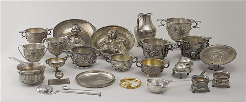 Villa della Pisanella, Boscoreale. View of some of the Boscoreale Treasure with in addition, the emblema cup (BJ1970).
Photo (C) RMN-Grand Palais (musée du Louvre) / Stéphane Maréchalle.