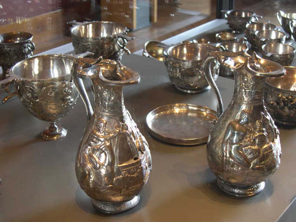 Villa della Pisanella, Boscoreale. Boscoreale Treasure. Two ewers, silver wine vases with repousse decoration and traces of gilding.
Height about 25 cm.
Deux aiguières du trésor de Boscoreale - Vase à vin en argent décors repoussé, traces de dorure. Hauteur environ 25 cm.
Now in the Louvre, inventory number BJ 1898.