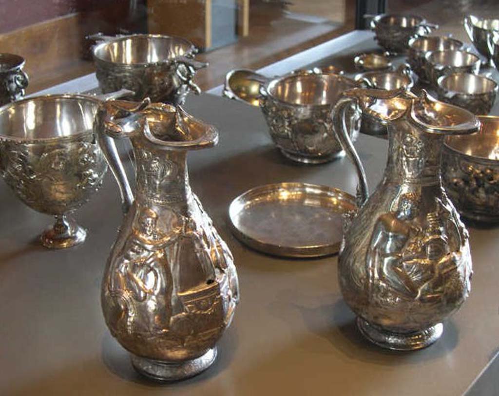 Villa della Pisanella, Boscoreale. Boscoreale Treasure. Ewer, silver wine vase with repousse decoration and traces of gilding.
Height about 25 cm. In the centre an altar bearing the Palladium.
Sur le col : deux génies ailés abreuvant des griffons. Sur la panse : une victoire sacrifie un cerf, l'autre sur un bélier, offre de l'encens et un rameau d'olivier : Au centre un autel portant le Palladion.