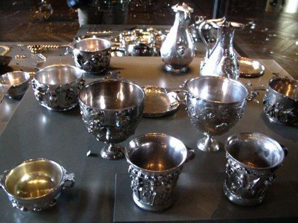 Villa della Pisanella, Boscoreale. View of some of the goblets, cups, plates and ewers from the Boscoreale Treasure.
Vue de quelques-unes des gobelets, tasses, assiettes et des aiguilles du trésor Boscoreale.