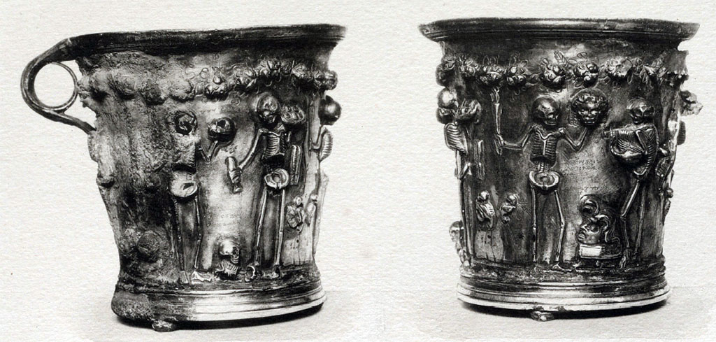 Villa della Pisanella, Boscoreale. Boscoreale silver. Goblet with one handle, decorated with skeletons and topped with garlands of roses.
Gobelet à une anse, décoré de squelettes et surmonté de guirlandes de roses.
Voir/see Gervais-Courtellemont, Jules, 1895. Trésor de Boscoreale : Album de 33 planches. L'Institut national d'histoire de l'art (INHA), Pl. 31.
Document placé sous « Licence Ouverte / Open Licence » Etalab