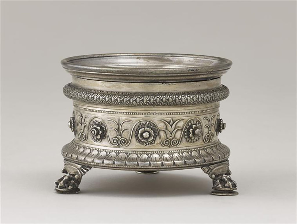 Villa della Pisanella, Boscoreale. Boscoreale Silver. Miniature tripod with zoomorphic foot supporting a salt cellar.
Guilloche decoration, tongues and friezes of palmettes and flowers. Owners name engraved in Latin: Pamphilus, imperial freedman.
Trépied miniature avec pied zoomorphe supportant une salière. Salière : décor de guillochis, languettes et frise de palmettes et de fleurs.
Nom propre gravé en latin : Pamphilus, affranchi impérial.
Now in the Louvre, inventory number BJ2000.
Photo © RMN-Grand Palais (musée du Louvre) / Stéphane Maréchalle.