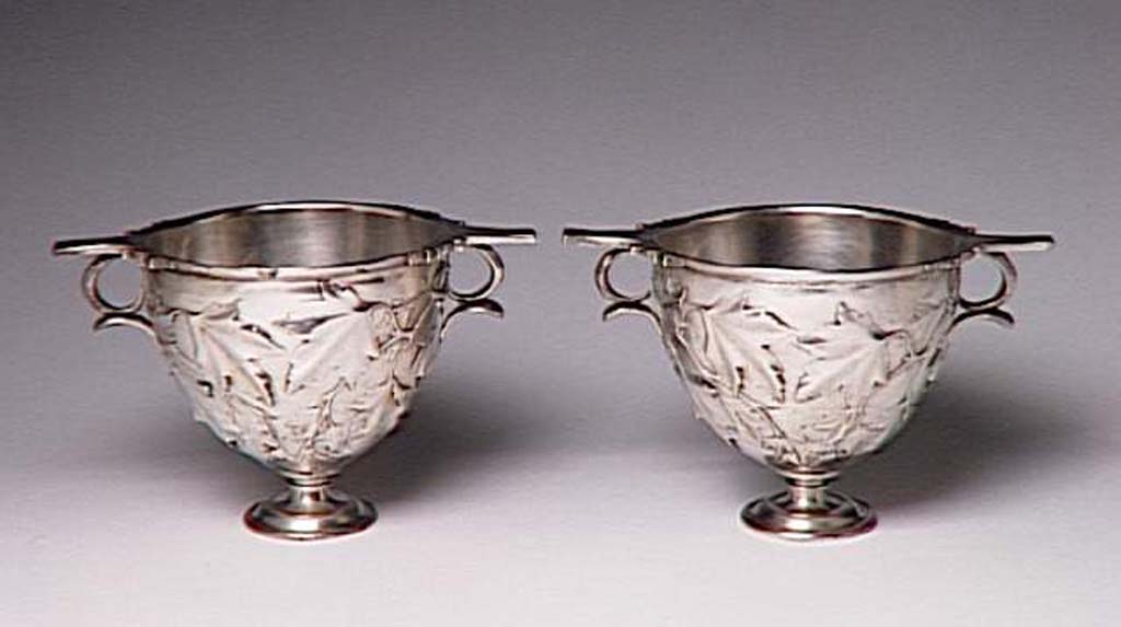 Villa della Pisanella, Boscoreale. Pair of cantharus decorated with plane tree leaves.
Paire de canthares à décor de feuilles de platane.
Now in the Louvre, inventory numbers BJ1909 and BJ1910.
Photo © RMN-Grand Palais (musée du Louvre) / Hervé Lewandowski.