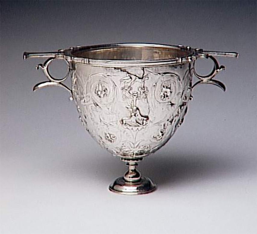 Villa della Pisanella, Boscoreale. Reverse side of the silver Cantharus decorated with floral scrolls and animal fights.
Côté inverse du Cantharus argenté à décor de rinceaux floraux et combats d'animaux.
Photo © RMN-Grand Palais (musée du Louvre) / Hervé Lewandowski.
Now in the Louvre, inventory number BJ1908.