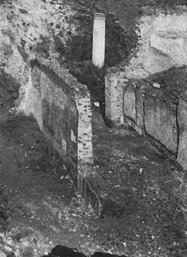 Villa of P. Fannius Synistor at Boscoreale. The excavations during reburial in mid September 1900.
Fauces C leading to the south-east corner of the peristyle E, which has its corner column at the end of the fauces.
The house could be segregated from the work and baths areas.
It was entered through the fauces (room C) which opened in the middle of the portico that acted as a vestibule.
It was roughly six metres long, 3 wide and had mosaic flooring of various colours, in a geometric design.
The walls were decorated in a simple and yet rich manner.
To the right and left, a small portico was marvellously painted consisting of marble fluted columns, which rested on a greenish-coloured podium.
See Barnabei F., 1901. La villa pompeiana di P. Fannio Sinistore. Roma: Accademia dei Lincei. p. 21-22.