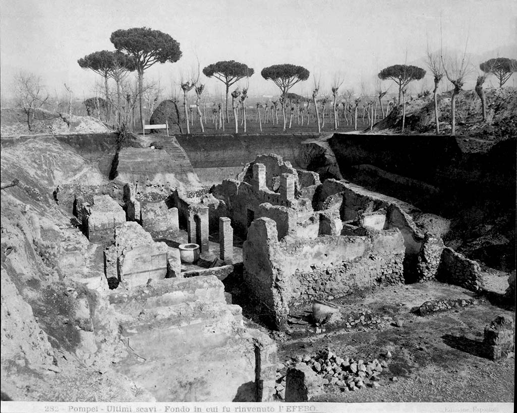 Villa of T. Siminius Stephanus, fondo Barbatelli. The photo is titled “Pompei - Fondo in cui fu rinvenuto l’EFEBO”. Edizione Esposito 282.
Photo of excavation, c.1900, looking east.