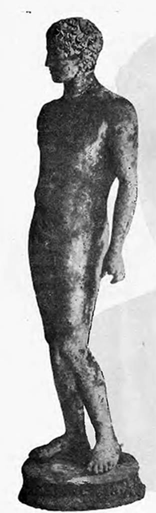 Villa of T. Siminius Stephanus, fondo Barbatelli. 27th November 1900. The statue of the Efebo resting on its base and viewed in profile. See Notizie degli Scavi di Antichità, 1900, p. 587, fig. 2c.