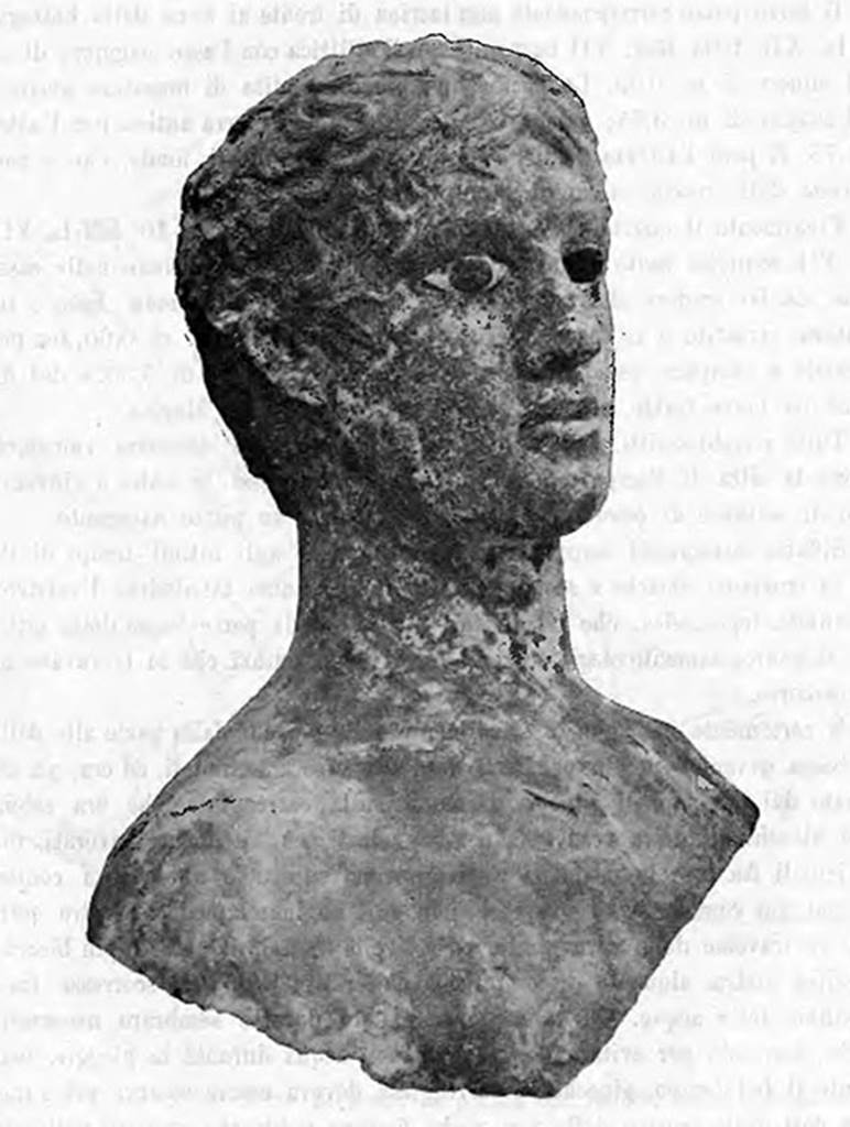 Villa of T. Siminius Stephanus, fondo Barbatelli. 27th November 1900. Side view of the head of the statue of the Efebo. See Notizie degli Scavi di Antichità, 1900, p. 588, fig. 3b.