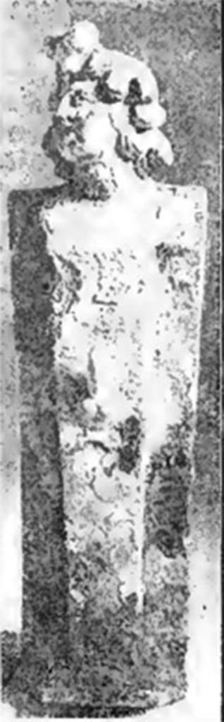 Villa of T. Siminius Stephanus, fondo Barbatelli. 24th November 1899. Found at a depth of 3.80m, found between the ash layers. A small pilaster with ithyphallic herm with the head of a cupid or perhaps a small satyr, looking to the left. The head has abundant locks of hair.
Well made: height. 165mm. See Notizie degli Scavi di Antichità, 1899, p. 440, fig. 2a.