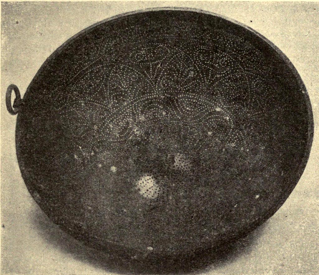 Boscoreale, Villa rustica nel fondo Pasquale Vitiello. Bronze strainer with PERTVDIT POMPEIS FELICIO on the rim.
See Notizie degli Scavi di Antichità, 1921, p.425, fig. 6.