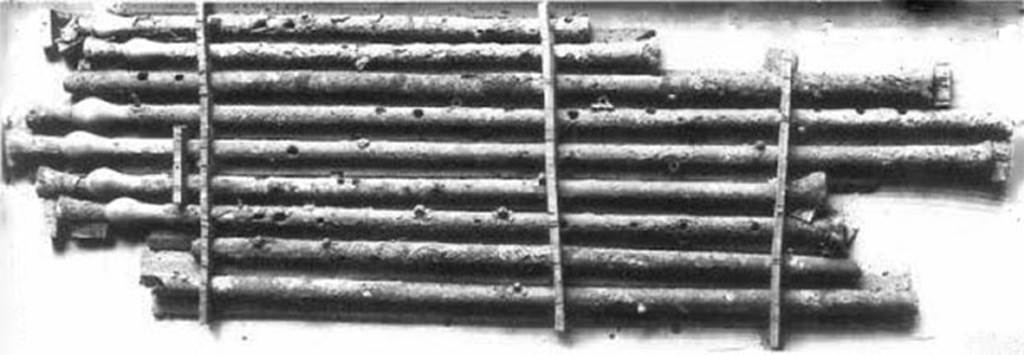 Pompeii, Villa rustica nel Fondo di Antonio Prisco. Room 1.
Nine pipes in bronze.
Now in Naples Archaeological Museum. Inventory number 129589.