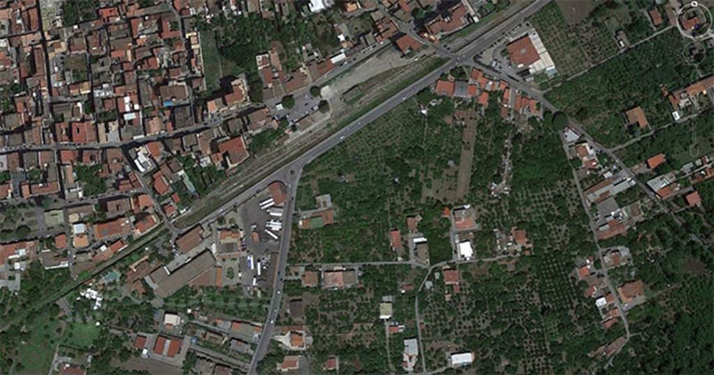 Boscoreale, La villa del Fondo Acunzo. 2016 location photo.
The old station is upper centre marked by four round trees and with a car park behind.
The villa was located on land immediately (140m) to the south.
Via Settetermini runs north to the roundabout in front of the station and then turns south-west before reducing in size and turning north-west again.
Photo courtesy of Google Earth.