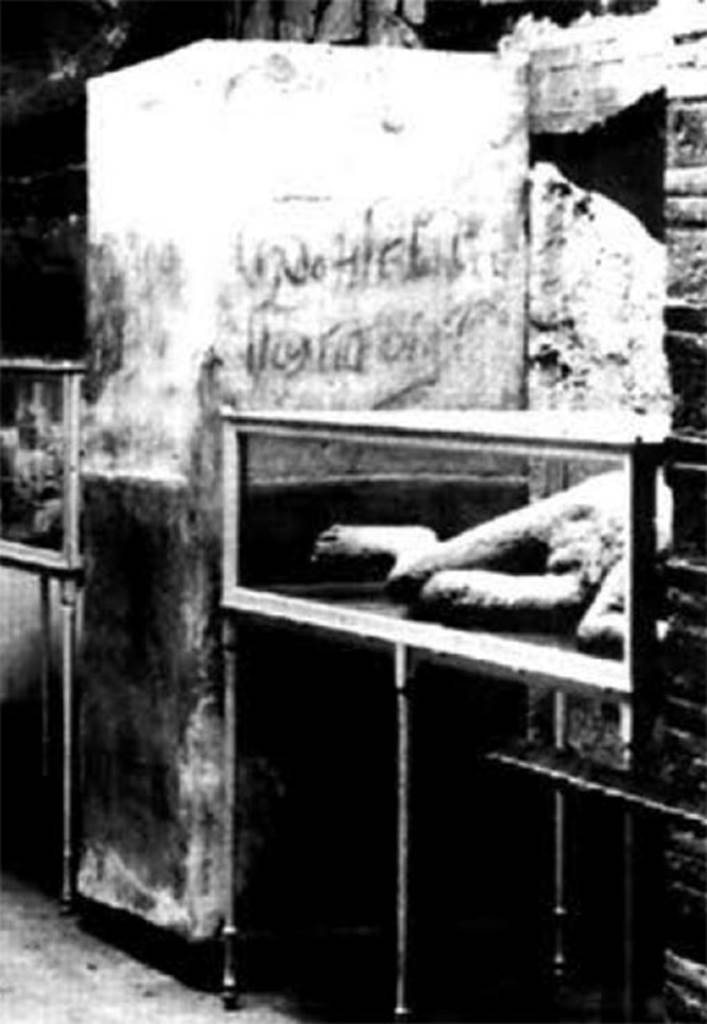 Boscoreale, Villa rustica in fondo D’Acunzo.
Old photo of pilaster “a” in Pompeii Antiquarium.
The importance of these inscriptions and graffiti meant the removal of the pilaster was advisable.
According to Della Corte in 1921 it was in the Pompei Antiquarium.
See Notizie degli Scavi di Antichità, 1921, p. 437.
Unfortunately the pillar was destroyed in the bombing of 1943.
