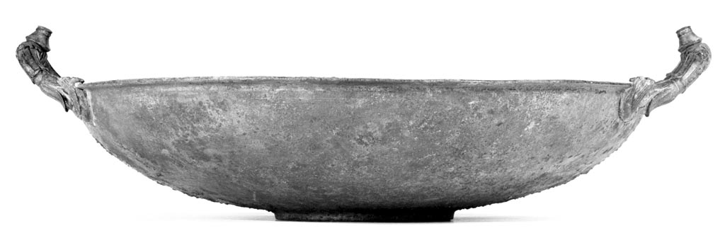 Villa in Boscoreale. Bronze basin, undecorated except for the serpentine handles which are fashioned with floral motifs.
At the apex of each is a raised knob.
Digital image courtesy of the Getty's Open Content Program. Now in the Getty Museum, inventory number 72.AC.141.