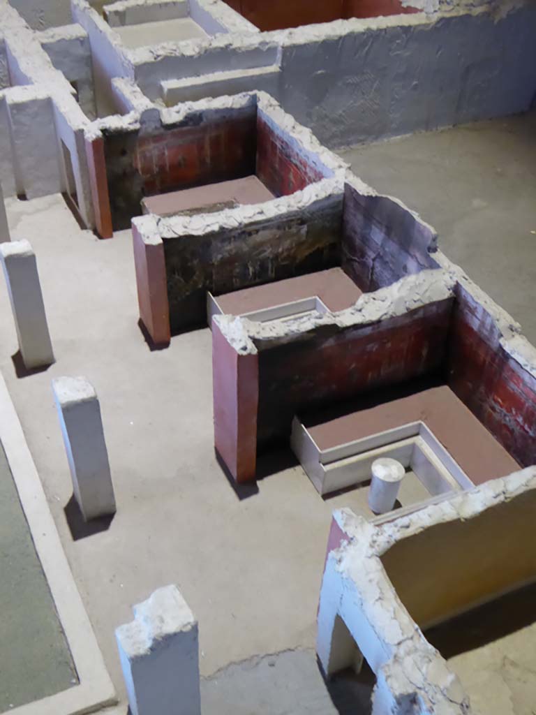 Complesso dei triclini in località Moregine a Pompei. September 2015. North side on December 2000 model.
Triclinium A, B and C are on the north side of the pillared portico.
The doorway to the kitchen is in the north-east corner, bottom right in the photo.
Foto Annette Haug, ERC Grant 681269 DÉCOR.