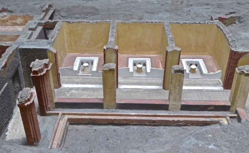 Complesso dei triclini in località Moregine a Pompei. September 2016. North side on an earlier model.
Note the colouring of the pillars which is absent on the December 2000 model.
The peristyle enclosed a garden, with myrtle plants and canals.
Photo courtesy of Michael Binns.