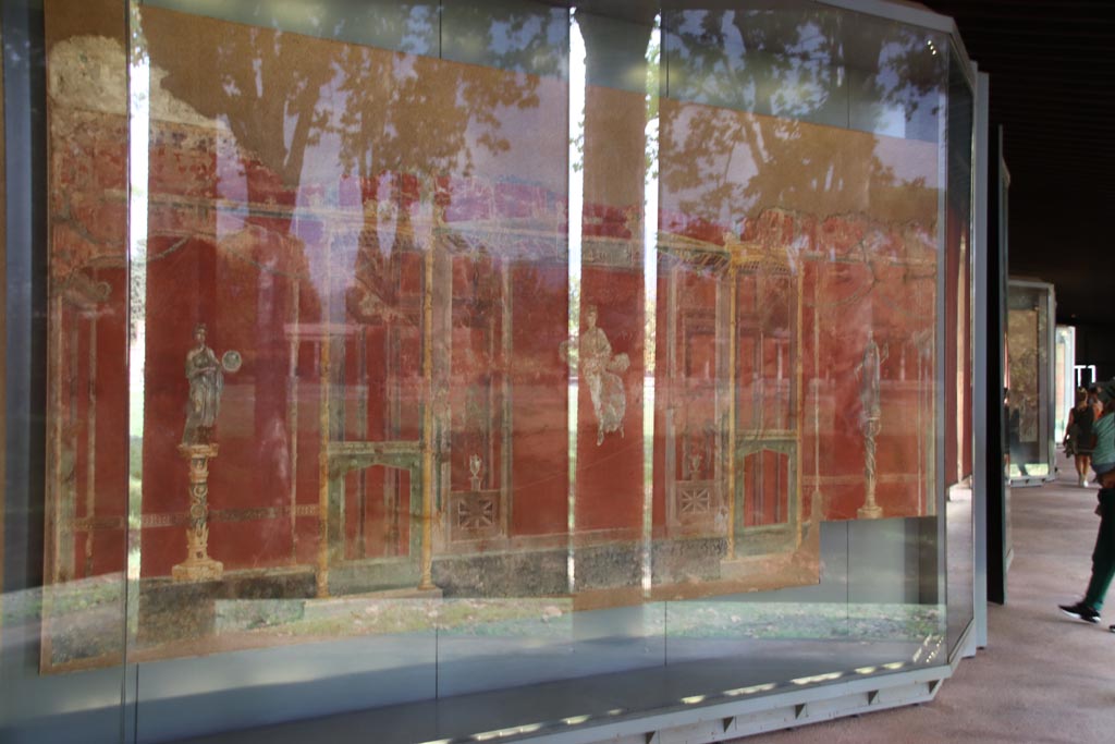 Complesso dei triclini in località Moregine a Pompei. October 2022. Triclinium A, east wall on display in Pompeii Palaestra.
Photo courtesy of Klaus Heese