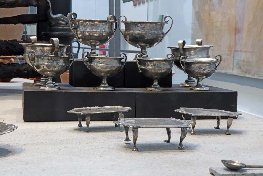 Complesso dei triclini in località Moregine a Pompei. February 2021. Detail of the eight silver cups, not embossed, three stands, and teaspoon found in Moregine.
Photo courtesy of Fabien Bièvre-Perrin (CC BY-NC-SA).