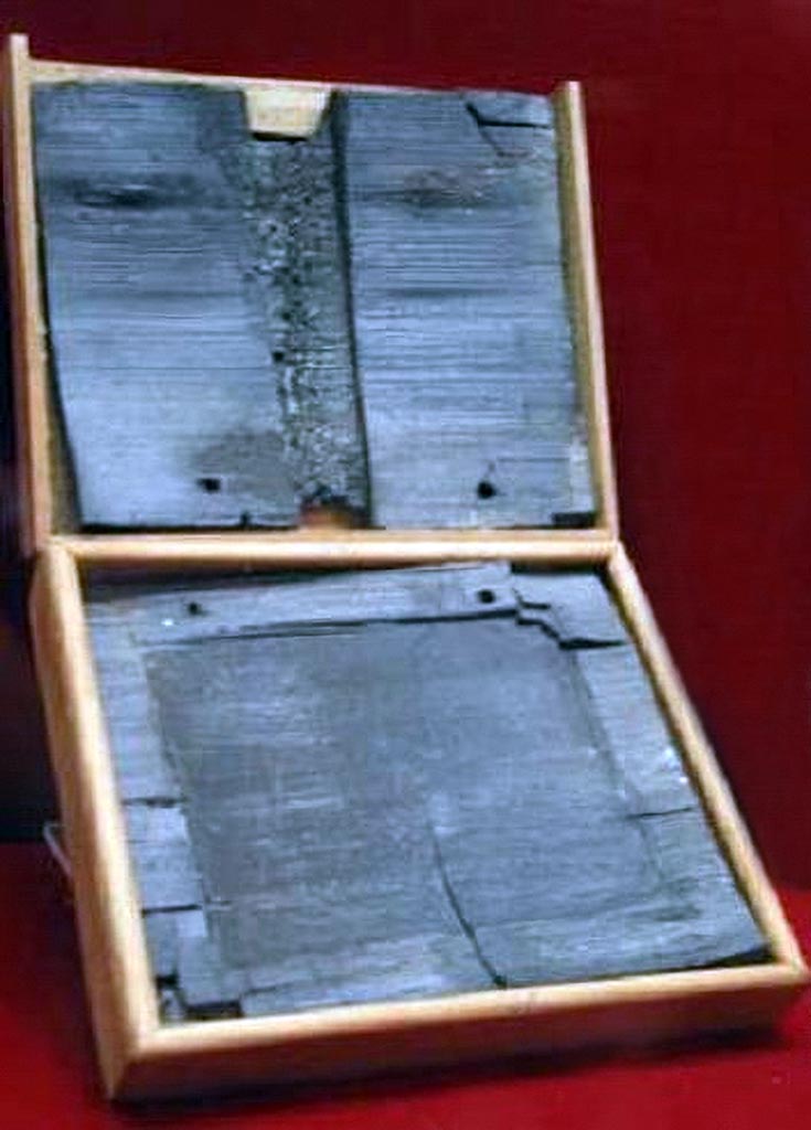 Complesso dei triclini in località Moregine a Pompei. September 2015. Two wax tablets of the type found at Moregine.
The tablets found dated from 35 to 61 AD (before the earthquake in 62 AD).
