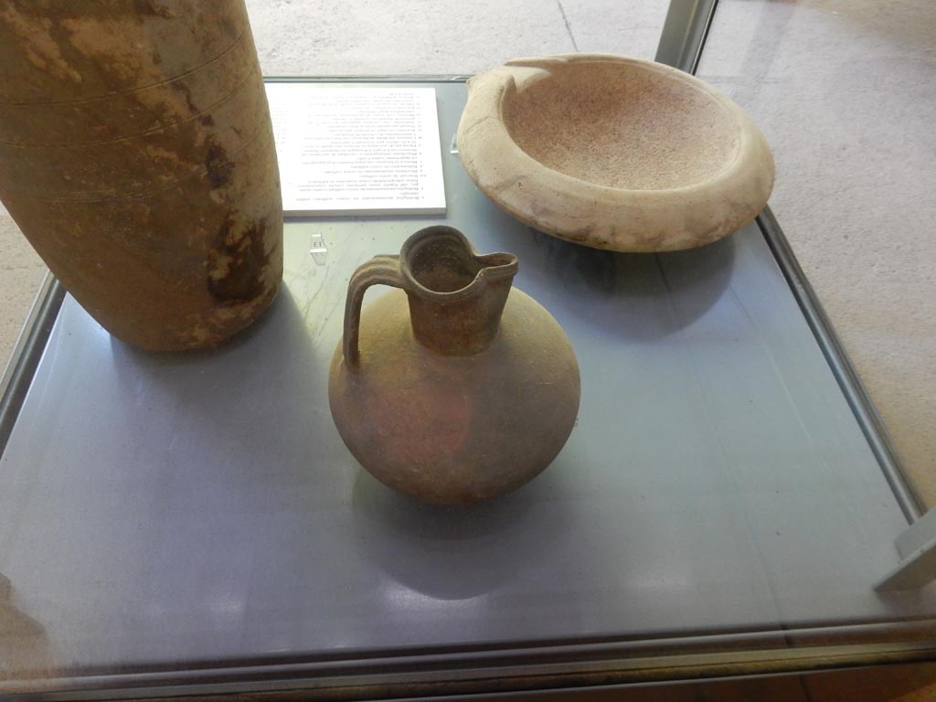 Complesso dei triclini in località Moregine a Pompei. May 2018.
Locally produced trefoil jug.
Photo courtesy of Buzz Ferebee.
