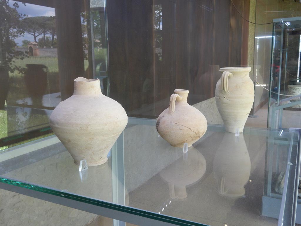 Complesso dei triclini in località Moregine a Pompei. May 2018. Locally produced jugs and jars.
Photo courtesy of Buzz Ferebee.