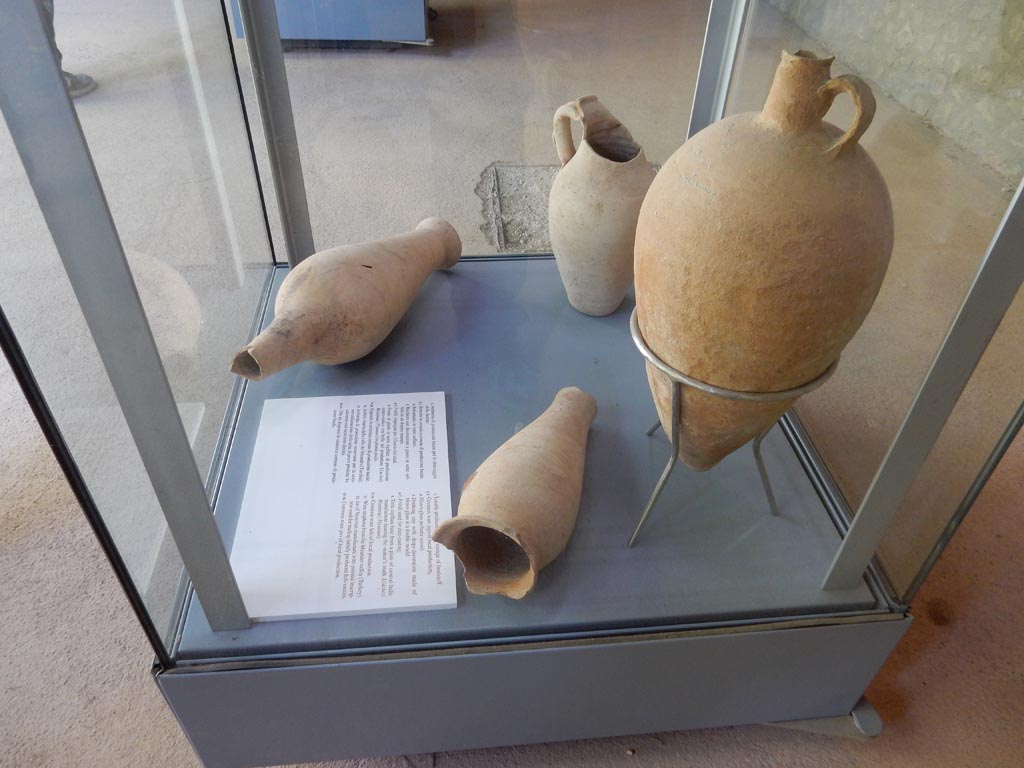 Complesso dei triclini in località Moregine a Pompei. May 2018. Finds on display in Pompeii Palaestra.
Wine amphora from the Meander Valley in Turkey.
Jar of Vesuvian manufacture with painted inscription used for trading locally produced fish sauces.
Common ware jars of local production.
Photo courtesy of Buzz Ferebee.