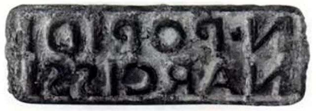 53. Scafati, Villa N. Popidi Narcissi Maioris. Bottom of seal with the inscription: N. POPIDI NARCISSI.
This was discovered during the 1934 excavations, carried out by Matteo della Corte, which, though he only uncovered two rooms, led to the identification of the owner of the villa.
SAP Inventory number 20062.