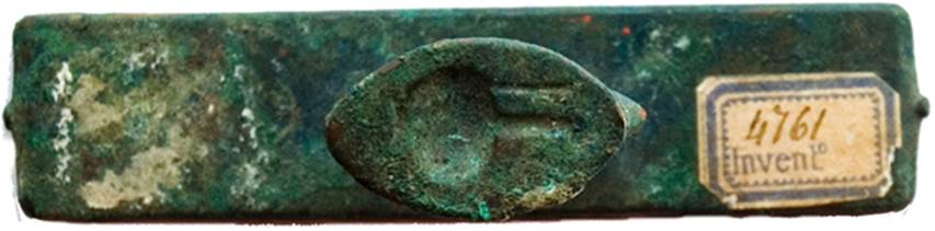 Torre Annunziata, Villa of C. Siculius. Ring of bronze seal of C Siculi C F.
On the back of the ring is an interesting reference in the form of a relief of a small ovoid form, narrowed and tapered at the top, representing perhaps a bottle or similar container.
The presence of this detail suggests that the owner could be a merchant.
Now in Naples Archaeological Museum. Inventory number 4761.
Photo: V. Marasco. Oplontis Project e-book (FIG. 3.13b). See https://hdl.handle.net/2027/fulcrum.xk81jm23v