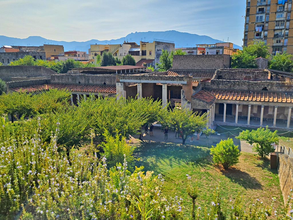 Oplontis Villa of Poppea, October 2023.
Looking south down from the ticket office level towards villa with the entrance steps on the right. Photo courtesy of Giuseppe Ciaramella.