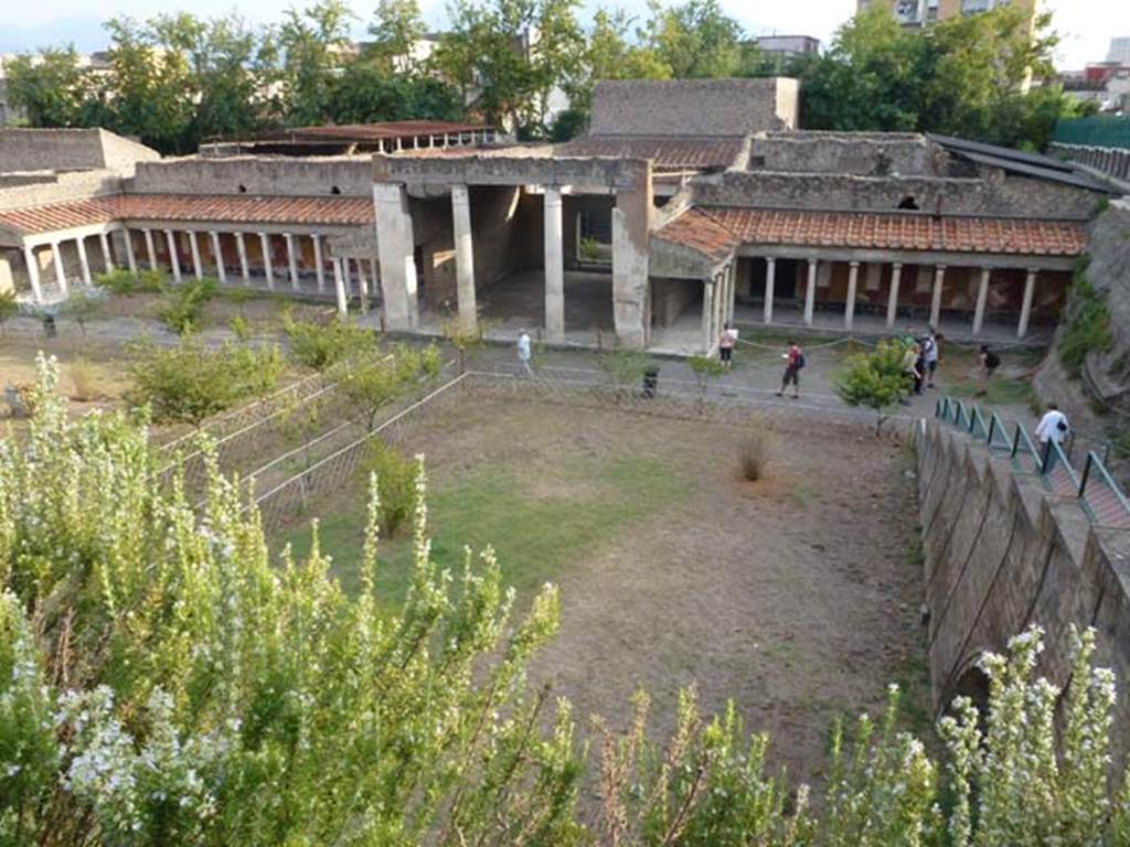 Oplontis Villa of Poppea, September 2011. Looking south down from the ticket office level towards villa with the entrance steps on the right.
Photo courtesy of Michael Binns.