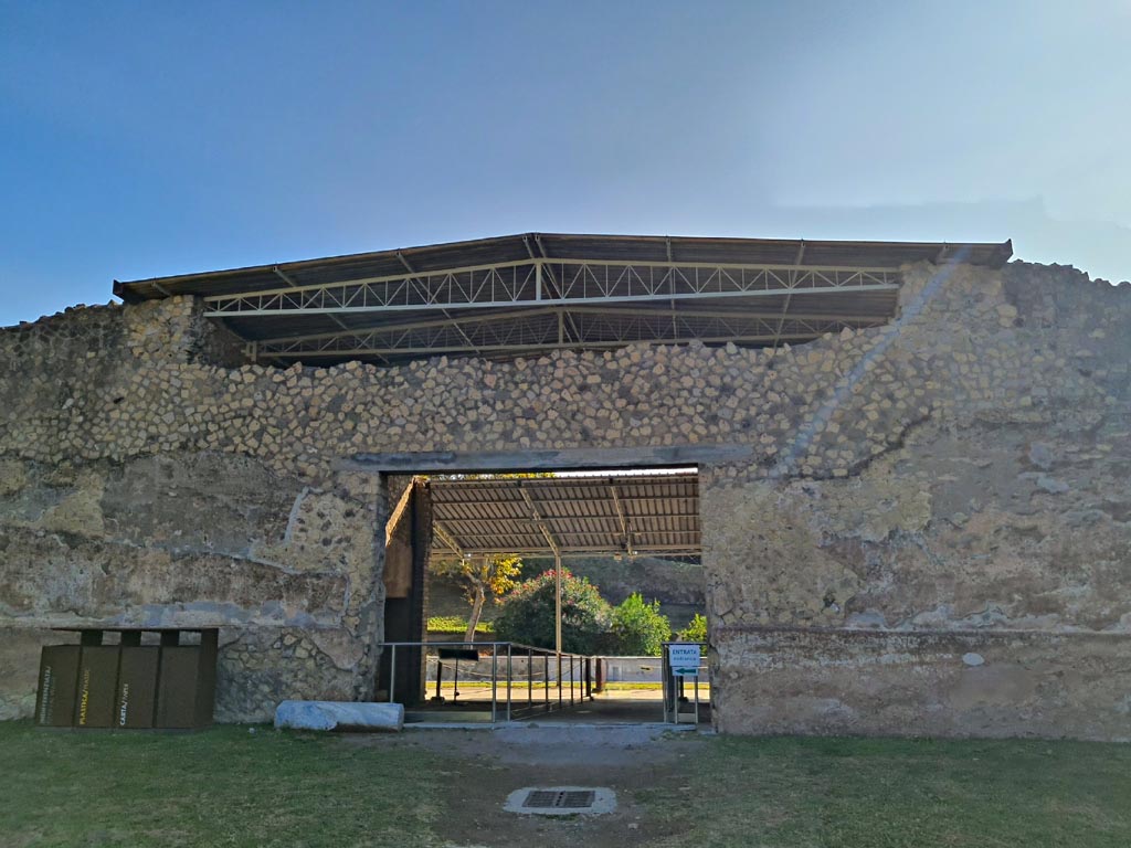 Oplontis Villa of Poppea, October 2023.
Looking east across north garden towards doorway to Exedra 69. Photo courtesy of Giuseppe Ciaramella.
