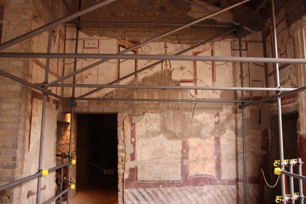 Oplontis Villa of Poppea, October 2020.
Room 4, west wall with doorway to room 9, on left and entrance to corridor 6 to the west portico, on right.
Photo courtesy of Klaus Heese.