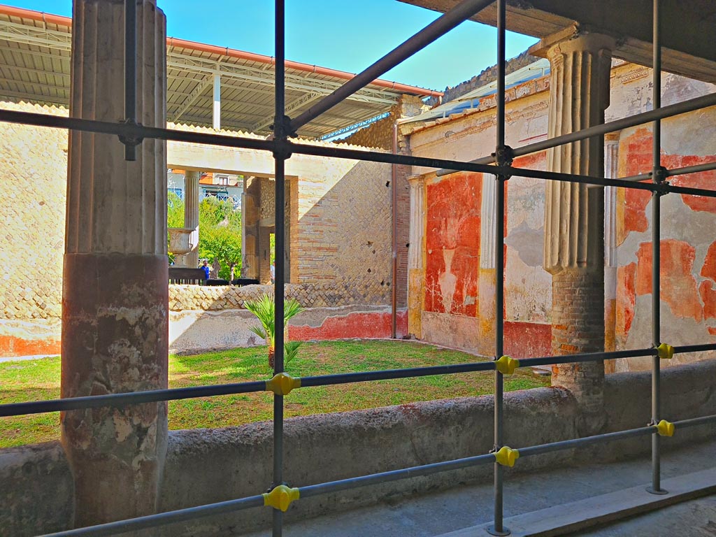 Oplontis Villa of Poppea, October 2023.
Room 4, looking north-east towards courtyard garden, room 20 and through window in north wall into large salon, room 21.
Photo courtesy of Giuseppe Ciaramella.