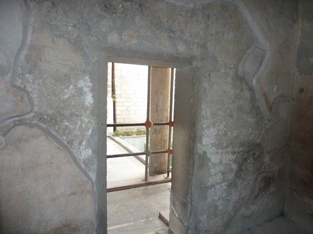 Oplontis, September 2015. Doorway from room 7 into room 16, looking west.