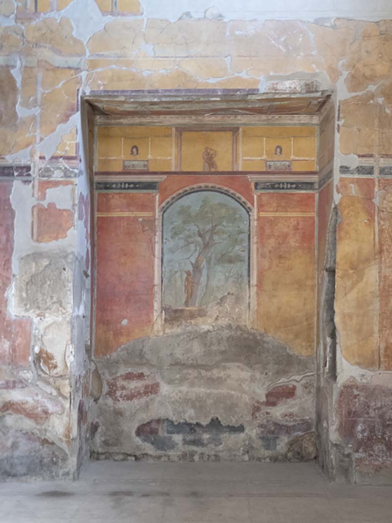 Oplontis Villa of Poppea, September 2017.
Room 8, looking towards the east wall with large recess, and mythological painting of Hercules in the Garden of the Hesperides.
Foto Annette Haug, ERC Grant 681269 DÉCOR.