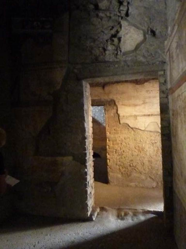 Oplontis, September 2015. Room 10b, north wall and doorway to corridor 9. 