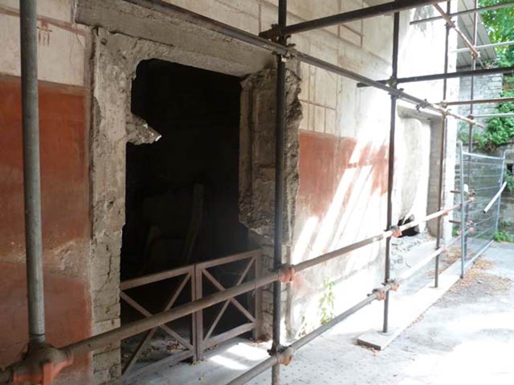 Oplontis, September 2015. Doorway to room 12, on east side of portico 13, looking south.