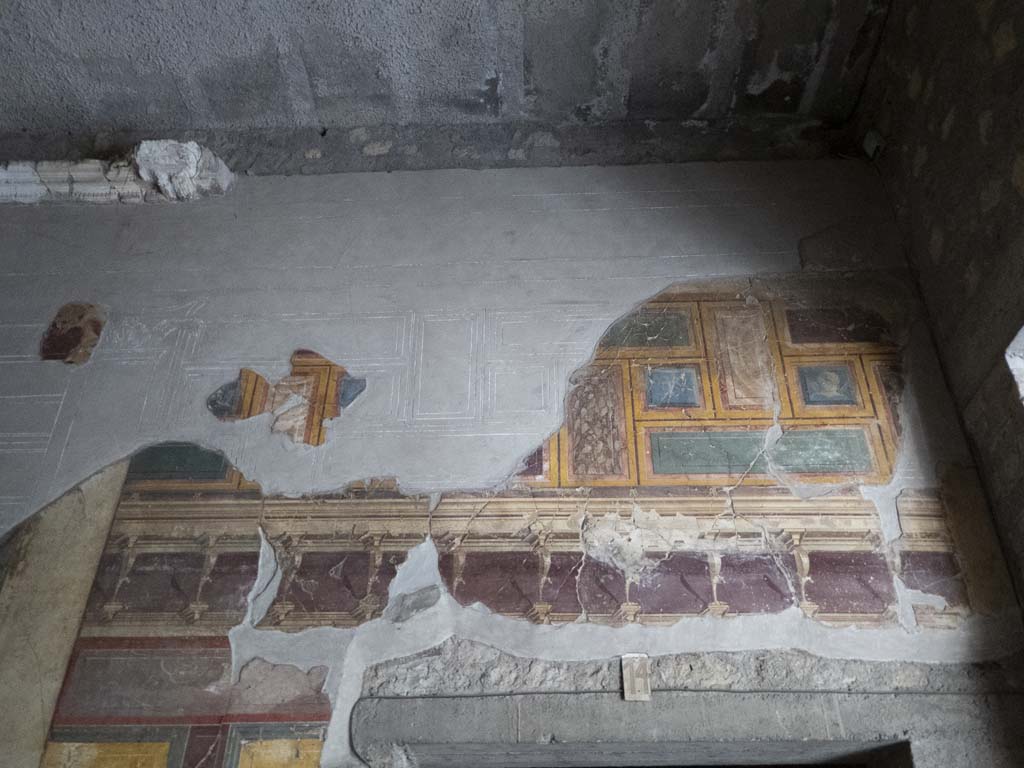 Oplontis Villa of Poppea, September 2017. Room 14, detail of painted wall above doorway in east wall.
Foto Annette Haug, ERC Grant 681269 DÉCOR.
