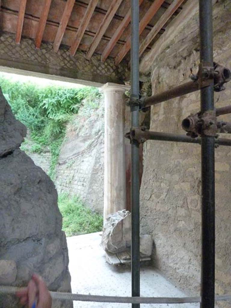 Oplontis, September 2015. Peristyle 19, looking south towards column at west end of portico 13, taken from room 15. 
