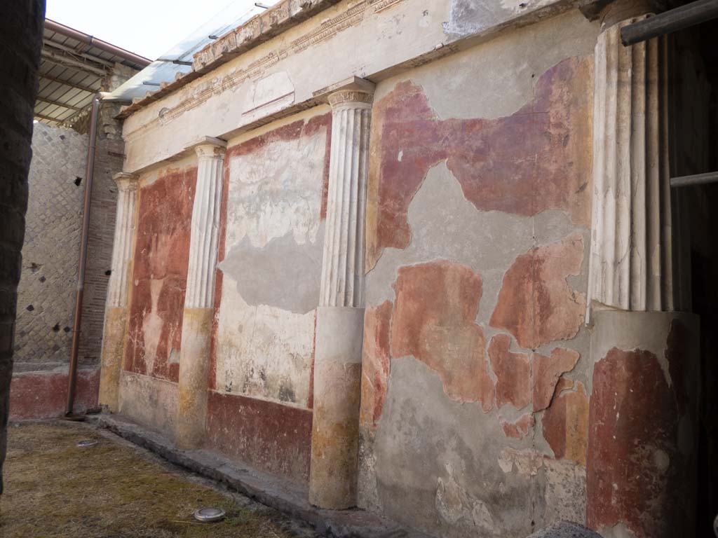 Oplontis Villa of Poppea, September 2017. Room 20, east wall of small courtyard garden, and upper wall stucco.
Foto Annette Haug, ERC Grant 681269 DÉCOR.
