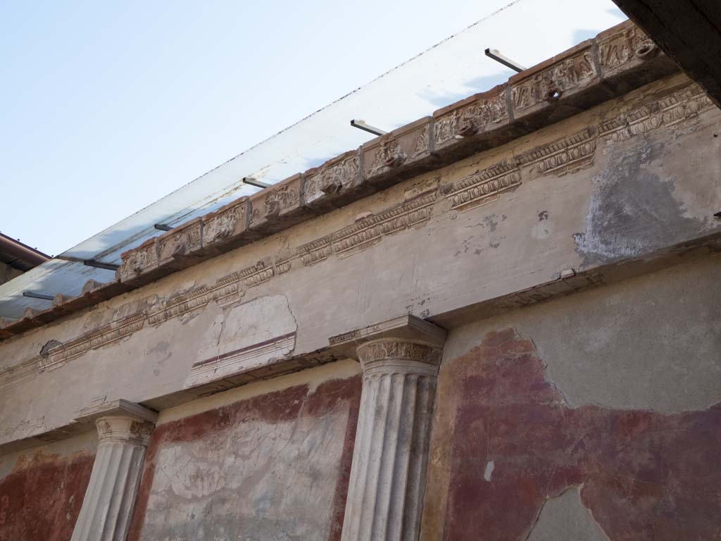 Oplontis Villa of Poppea, September 2017. Room 20, detail from top of centre of east wall.
Foto Annette Haug, ERC Grant 681269 DÉCOR.