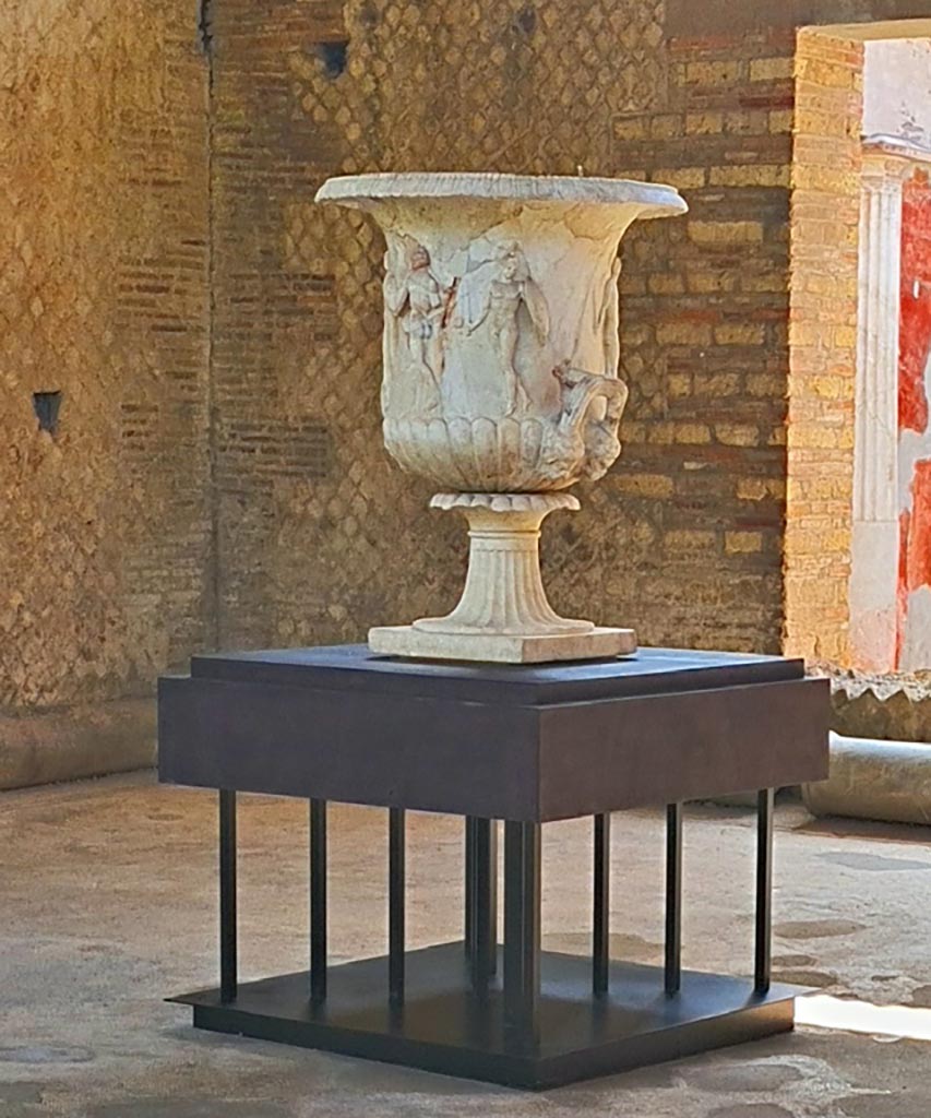 Oplontis Villa of Poppea, October 2023.
Room 21, with large marble vase (Cratere) on display here, but found on the south side of the pool.
Photo courtesy of Giuseppe Ciaramella.