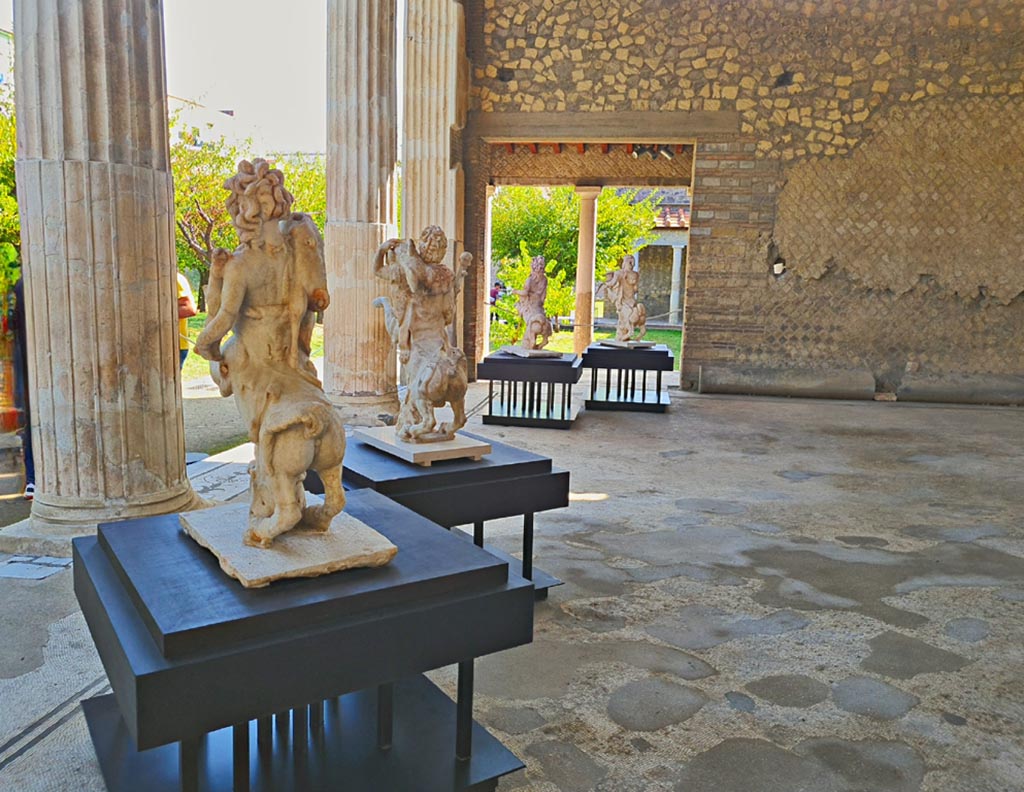 Oplontis Villa of Poppea, October 2023.
Room 21, looking towards the north end of the east wall and doorway onto East Portico 34, at rear of statuettes.
Photo courtesy of Giuseppe Ciaramella.