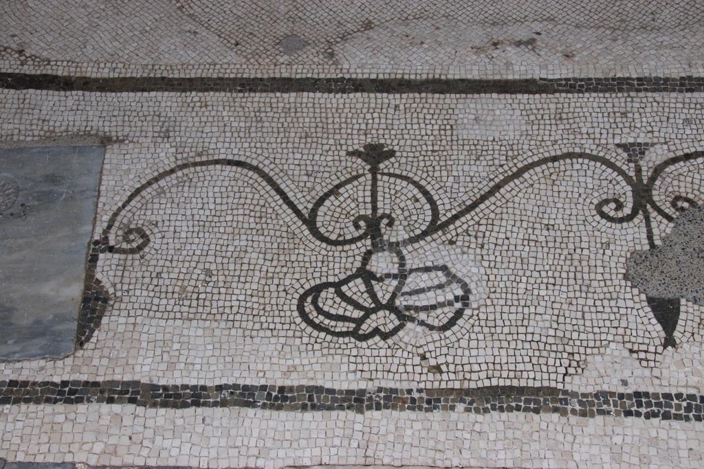Oplontis Villa of Poppea, May 2024.
Room 21, detail from mosaic threshold from east side between pilaster and column of large room. Photo courtesy of Klaus Heese.