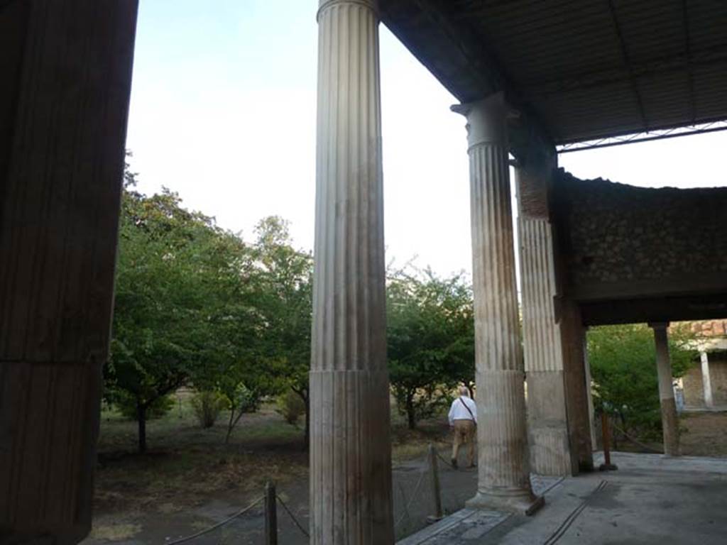 Oplontis, September 2015. Room 21, looking north-east through columns across garden area.